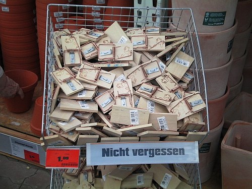 Ein Korb voller Mausefallen in einem Baumarkt, mit Hinweis neben dem Preisschild: Nicht vergessen