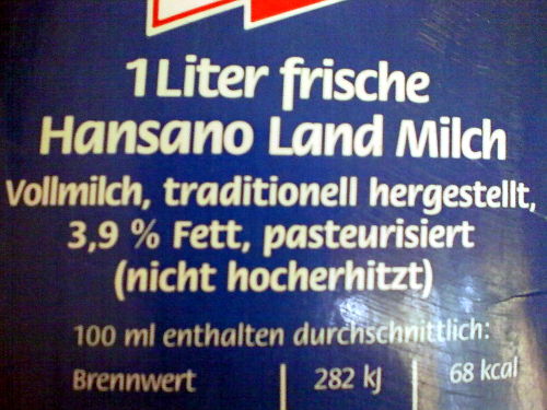 Detail einer Milchpackung von Hansano: 1 Liter frische Hansano Land Milch -- Vollmilch, traditionell hergestellt, 3,9% Fett, pasteurisiert (nicht hocherhitzt)