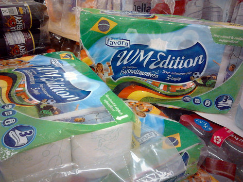 Toilettenpapierverpackung. Favora WM-Edition. Dekor-Toilettenpapier. Mit Fußballmotiven. 3-lagig