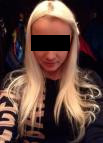 In die Spam eingebettetes Foto einer blonden, jungen, hübschen Frau