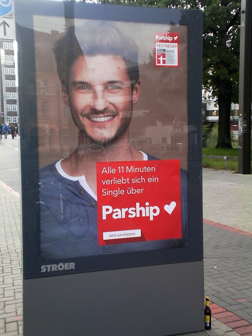 Plakatwerbung für 'Parship' im öffentlichen Blickraum: Alle 11 Minuten verliebt sich ein Single über Parship -- Jetzt parshippen
