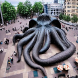 Mit Stable Diffusion generiertes Bild eines riesengroßen Oktopus, der auf einem großen Platz in einer Stadt liegt.