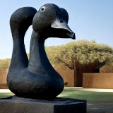 Mit Stable Diffusion generiertes Bild einer obskuren, enigmatischen Skulptur einer Ente.