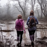 Von Stable Diffusion generiertes Bild zweier Frauen, die eine Wanderung durch eine sumpfige Landschaft machen