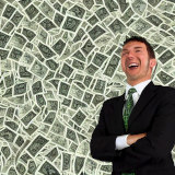 Von Stable Diffusion generiertes Foto eines lachenden Mannes im Anzug vor einer Wand aus Banknoten.