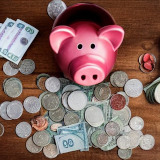 Mit Stable Diffusion generiertes Bild: Sparschwein, umgeben von Münzen und Banknoten
