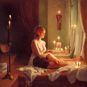Von einem neuronalen Netzwerk generiertes, romantisches Bild einer Frau mit entblößtem Oberkörper und großen Brüsten im Kerzenschein auf dem Bett vor dem Fenster