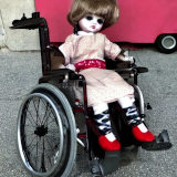 Mit Stable Diffusion erzeugtes Bild einer gruseligen Puppe im Rollstuhl.