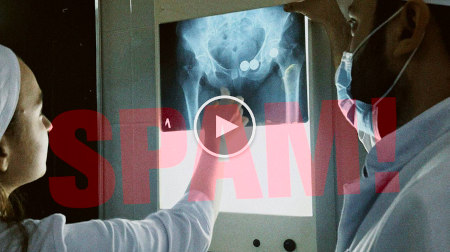 Einbettetes Bild eines Videoplayers, in dem ein Arzt und eine Assitentin den Beckenbereich einer Röntgenaufnahme betrachten.