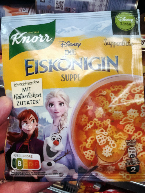 Foto der Verpackung einer Tütensuppe von Knorr: Disney Küche – Knorr – Disney – Suppenliebe – Die Eiskönigin Suppe – Unser Versprechen: Mit natürlichen Zutaten – Nutriscore: B.