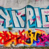 Mit Stable Diffusion generiertes Bild eines Graffito an einer Betonwand