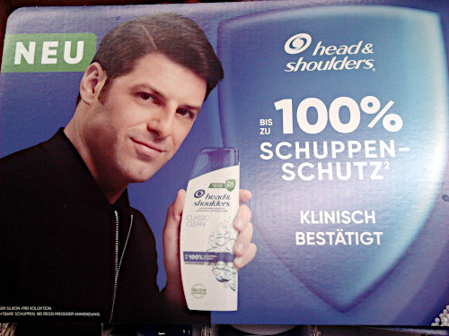 Werbung für das Shampoo "head&shoulders" mit dem Claim: "bis zu 100% Schuppenschutz klinisch bestätigt".