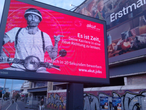 Werbung an der Fassade des Ihmezentrums und in der Spinnereistraße
