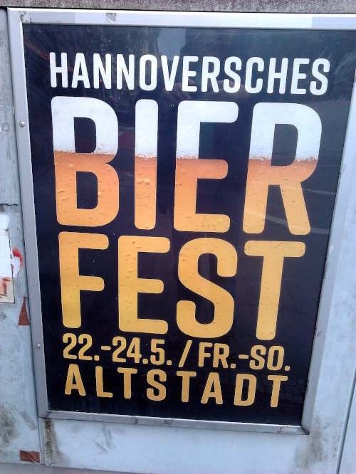 Werbeplakat an einem Verteilerkasten: Hannoversches Bierfest, 22.-24.5. / Freitag bis Sonntag, Altstadt